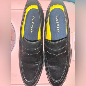 Cole Haan! Like new only worn once! Super sleek. Size is 9M